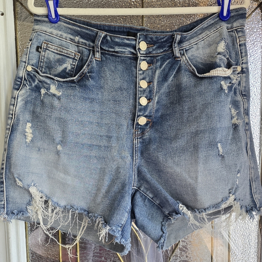 Women's Judy Blue Jean shorts, size 2XL